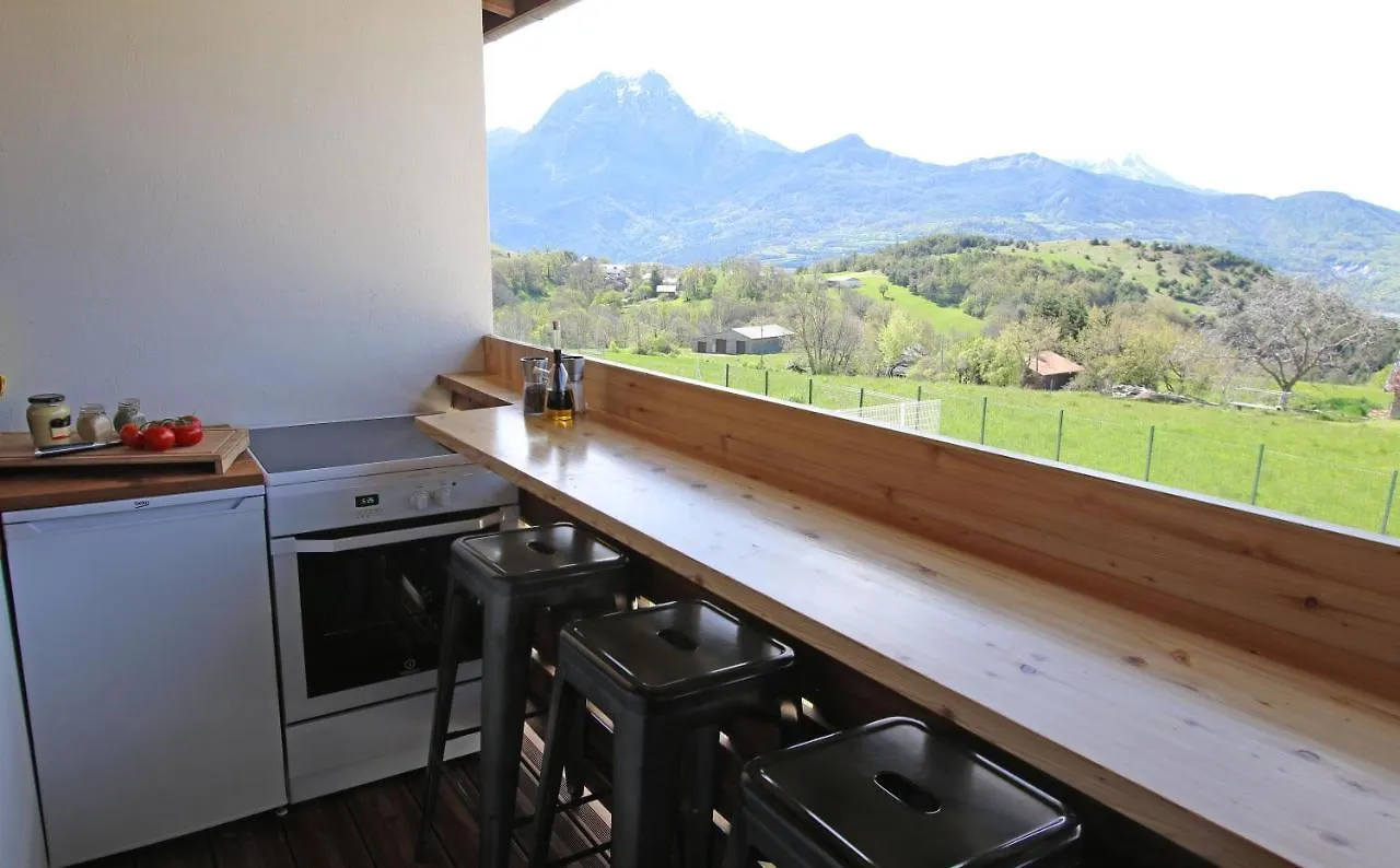 Appartement Studio LUMINEUX vue Lac de SERRE-PONCON ! à Prunières France